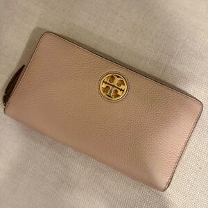 Tory Burch Carson Zip Continental Wallet in Sand